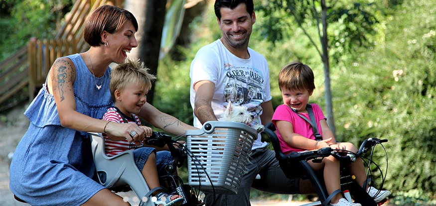 Ребенок в детском велокресле