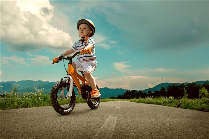 Мальчик на велосипед